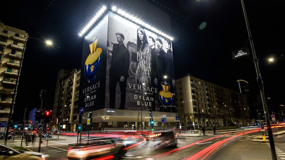 Versace Dylan Blue Pour Femme amazing billboard in Milan - Euroitalia